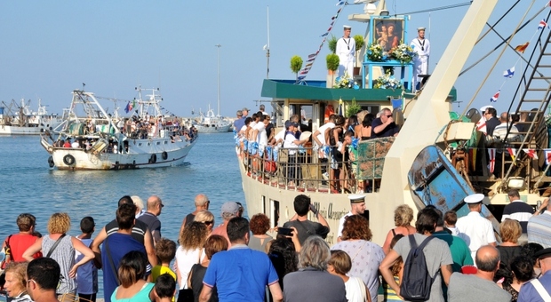 La tradizionale processione in mare della Madonna della Marina
