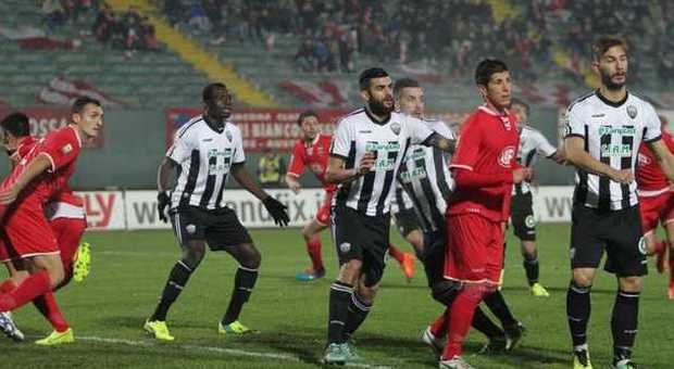 Un momento del derby Ancona-Ascoli disputato venerdì al Del Conero