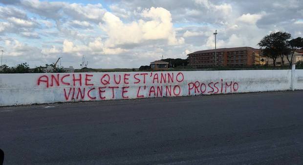 Il sindaco juventino di Castel Volturno posta una scritta ironica dei tifosi bianconeri su un muro e poi "ringrazia" i tifosi napoletani che la cancellano