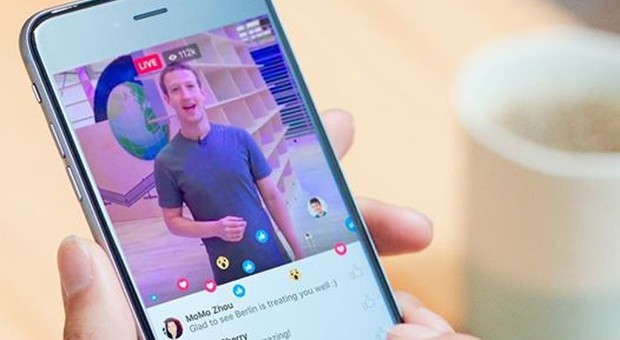 Facebook, le dirette anche dalla scrivania: la funzione 'Live' non più solo da mobile