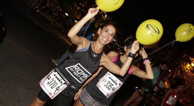 Roma by Night Run, la corsa per le donne: la mezza maratona in notturna lancia l’hashtag #IoCorroSicura