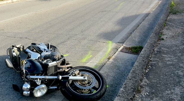 Schianto in moto sulla strada provinciale 82 a Treglio. I medici: il 25enne rimarrà paralizzato (foto Andrea Colacioppo)