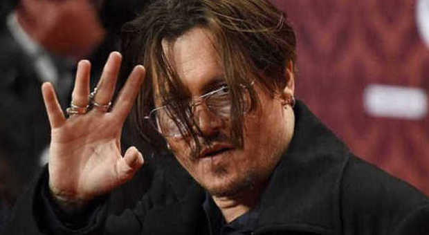 Johnny Depp irriconoscibile alla premiere di Mordecai a Berlino (Getty)