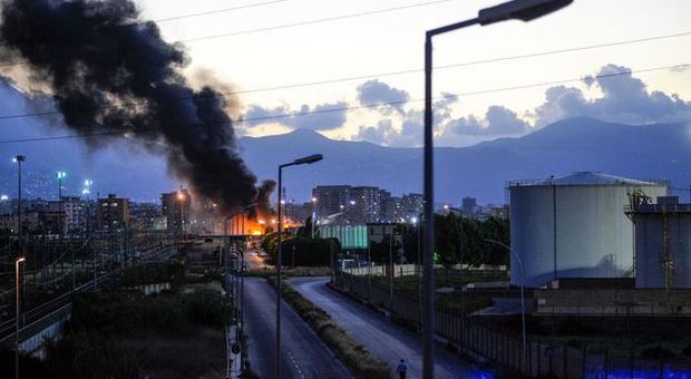 Palermo, incendio in un deposito di carburante: fiamme altissime e stop ai treni
