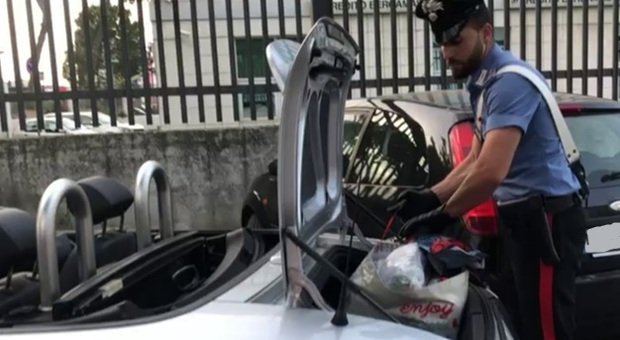 Nigeriano su una cabrio fermato al Tiburtino, nel portabagali 5,5 chili di marijuana