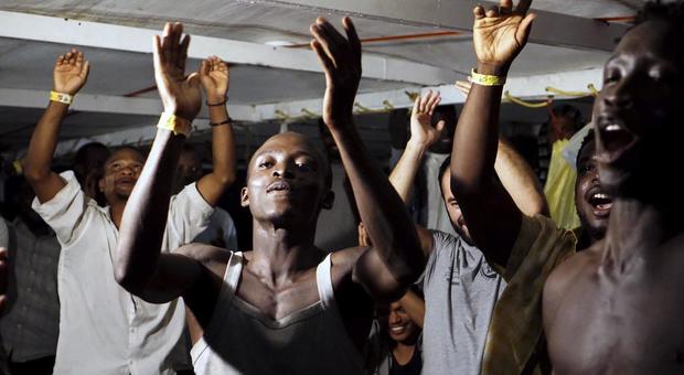 Open Arms, gli 83 migranti sbarcati a Lampedusa. Canti e balli di gioia dopo 19 giorni in mare