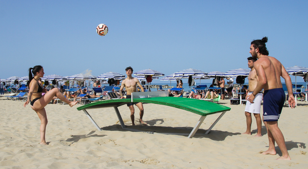 Forma, estro e fantasia: i giochi sulla spiaggia (FOTO VALENTINI)
