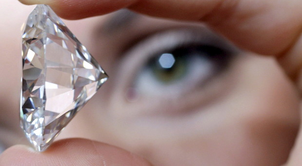 Risparmi svaniti con la truffa dei diamanti: sequestri milionari anche ad Ancona