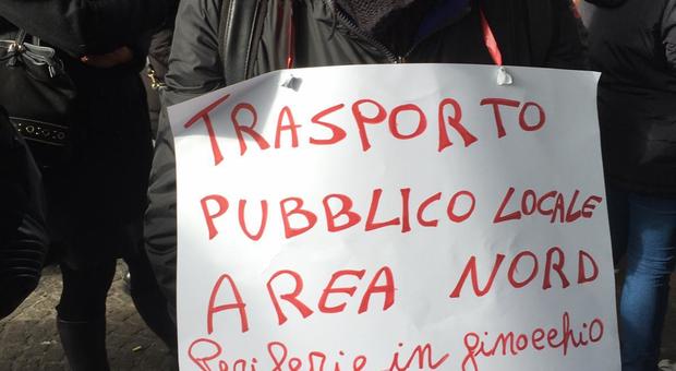Incidente metrò Piscinola, la protesta dei cittadini dei comuni a nord di Napoli: «Tagliati fuori dai collegamenti con il centro»