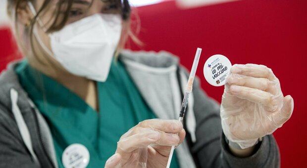 Test sugli ultimi 1200 casi positivi nelle Marche: il 16% contagiato con la prima dose, uno su 100 con il vaccino completo
