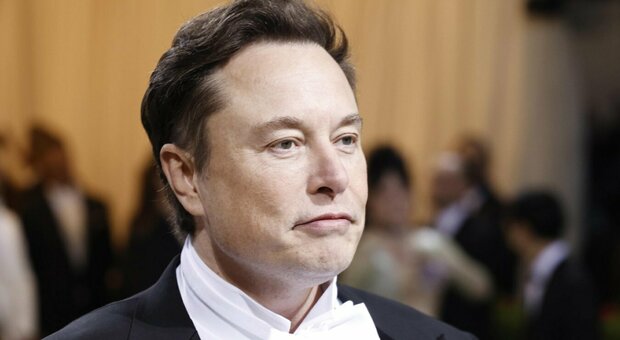 Elon Musk blocca l'acquisto di Twitter: «Accordo temporaneamente sospeso». Nel mirino account fake