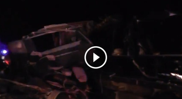 Il bus si schianta contro un camion: morti 12 bimbi della squadra ginnastica