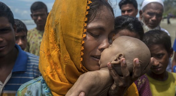 Chi sono i Rohingya, minoranza perseguitata in Myanmar. Save the Children: "Donne e bimbi bruciati vivi"