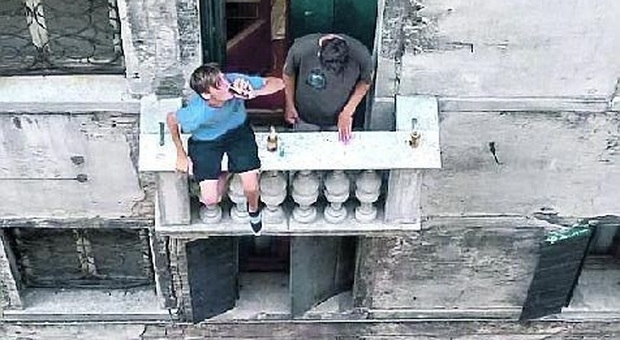 Venezia. Turisti cafoni: in giro in costume e seduti sul balcone a bere birre