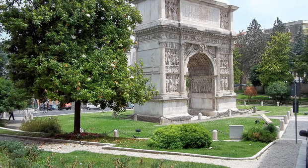 Benevento, un piano antismog per salvare l'Arco di Traiano
