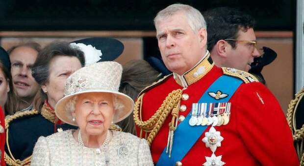 Las regina Elisabetta II con il principe Andrew
