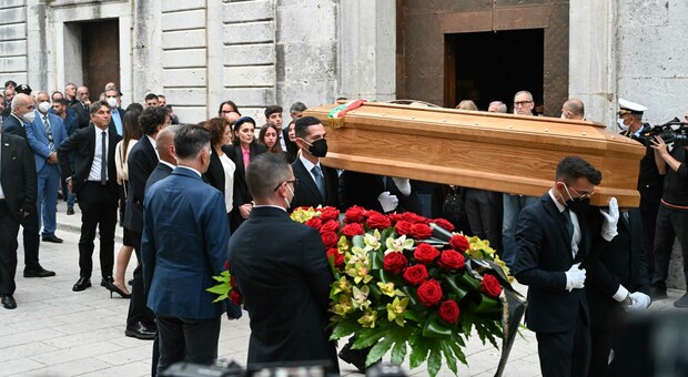 Morto De Mita, due generazioni di politici ai funerali: «L'ultimo grande della Dc»