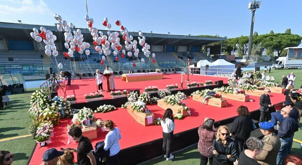 Strage sull'A4, i funerali a Riccione: grande folla allo stadio. La moglie dell'ex sindaco: «La sua vita era per gli altri»
