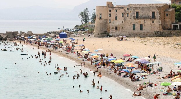 Zona gialla, Sicilia e Sardegna tremano: boom ricoveri e terapie intensive