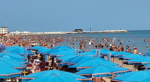 L’onda è archiviata, pienone in spiaggia a Pesaro
