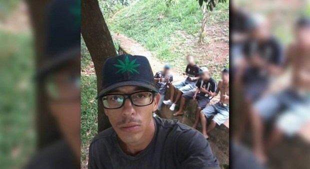 Brasile, giovane sale su un albero per scattarsi un selfie, scivola e muore