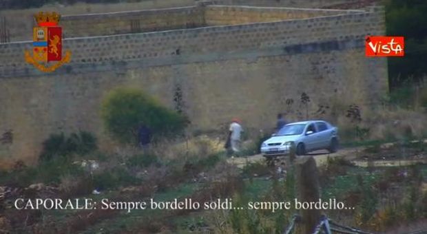 Immigrati sfruttati nei campi per tre euro l'ora: due arresti in Sicilia