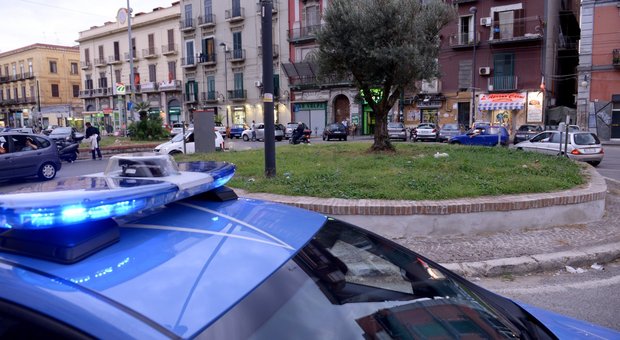 Coronavirus, controlli in strada a Napoli: in due sulla moto investono poliziotto per sfuggire all'arresto