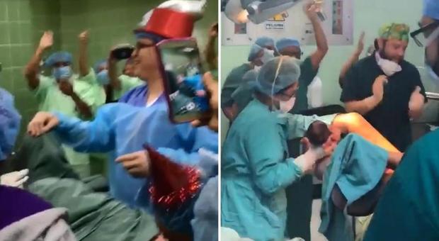 Festa di Capodanno in sala parto mentre il bimbo sta per nascere: medici con trombette e paillettes ma la mamma