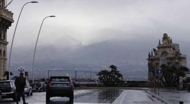 Il Vesuvio «sparisce» col maltempo neve anche a bassa quota | Foto