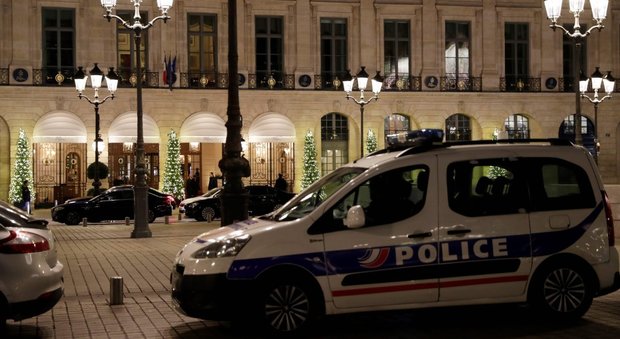 Parigi, rapina al Ritz, ritrovato il bottino: i ladri l'hanno perso nella fuga