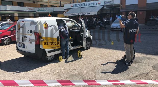 Spari contro un furgone portavalori a Latina, feriti bandito e guardia giurata