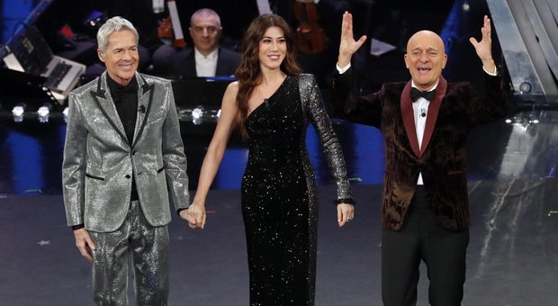 Sanremo 2019, Claudio Baglioni apre vestito in argento, ma l'outfit non convince il web: «Sembra una borsa frigo»