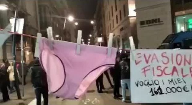 Napoli, protesta «in mutande» tra i turisti sulle vie dello shopping natalizio: «Vogliamo i nostri soldi»