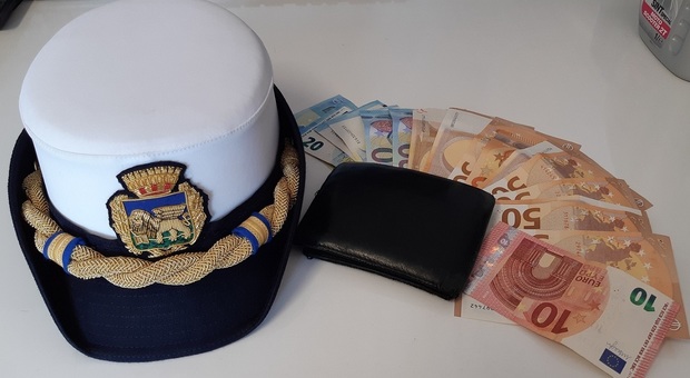 Ragazza trova portafoglio con 750 euro e lo consegna alla polizia