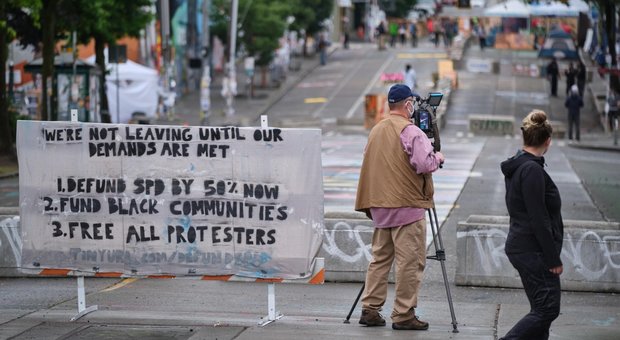 Razzismo, auto contro folla di manifestanti a Seattle: due ferite gravi
