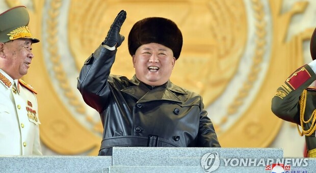 Corea del Nord, la parata militare di Kim Jong un: ecco il nuovo missile per sottomarino