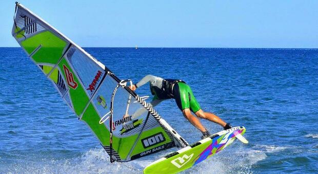 Il windsurfer formiano Nicola Spadea