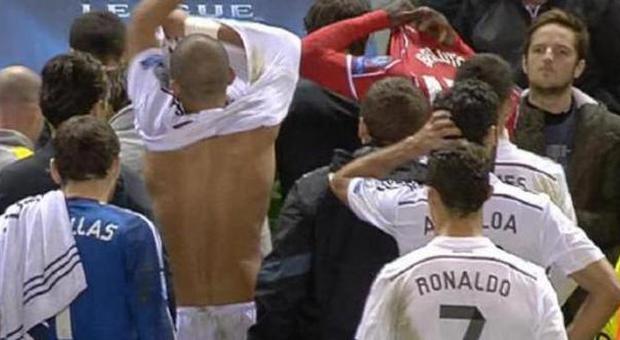 Balotelli e lo scambio di maglia con Pepe. I tabloid lo attaccano: "Si scusi"
