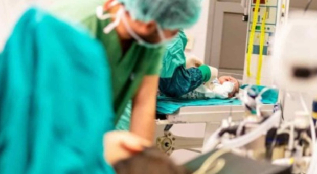 Il neonato è senza battito, il ginecologo sceglie il cesareo d'urgenza ma non riesce a salvarlo: dramma in sala parto