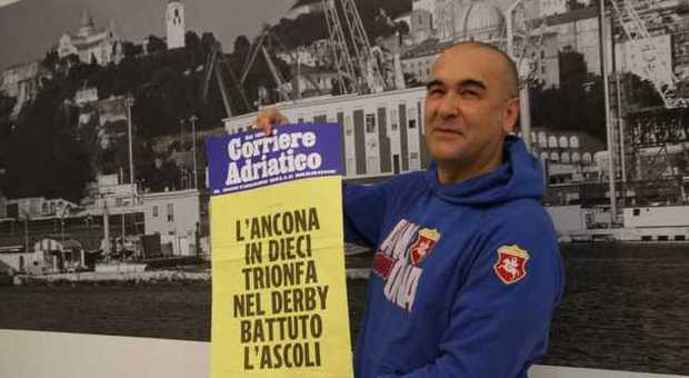 Il presidente Andrea Marinelli con la nostra locandina sul derby