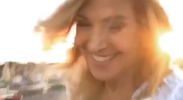 Barbara D'Urso, il video mentre corre in spiaggia con i gigli di mare scatena la polemica