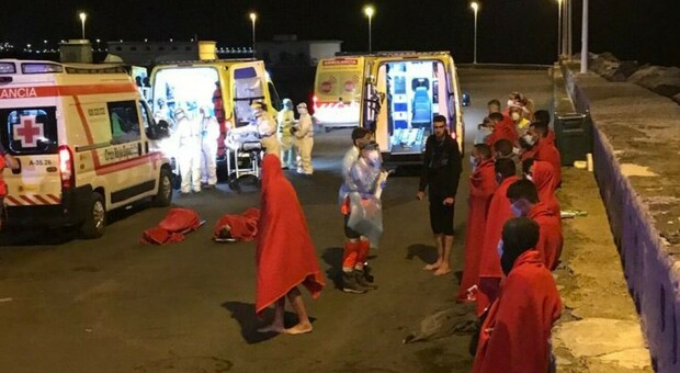 Migranti, morte almeno 14 persone al largo di Fuerteventura. I testimoni: «Li hanno gettati in mare»
