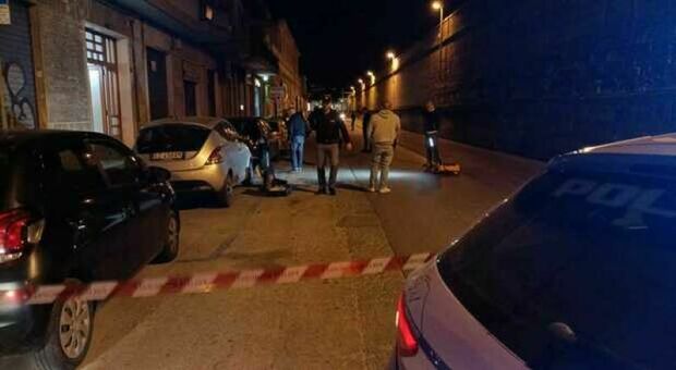 Omicidio in centro a Taranto, uomo freddato con cinque colpi di pistola sotto casa: il vicino ha provato a salvarlo