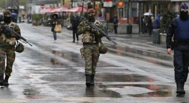 Bruxelles, nuovo allarme: blitz della polizia alla Grand Place. Lunedì scuole e metro chiuse