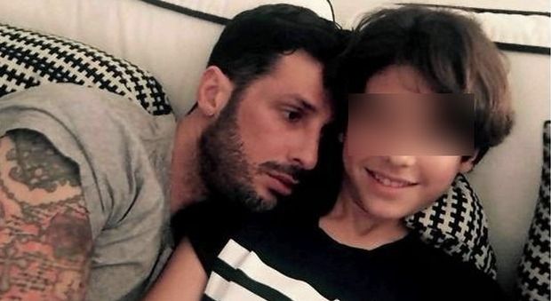 Fabrizio Corona fuori dal carcere, Nina Moric: "Ora deve occuparsi di nostro figlio Carlos"