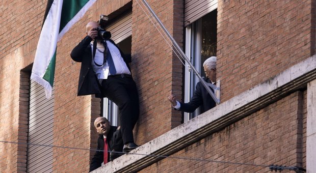 A Roma arriva Abu Mazen, il fotografo sul cornicione per uno scatto