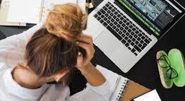 Donne, sempre più stress da lavoro: i casi raddoppiano rispetto agli uomini