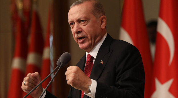 La moglie di Erdogan premiata per i suoi aiuti umanitari, scoppia la polemica: «Il marito è un dittatore»