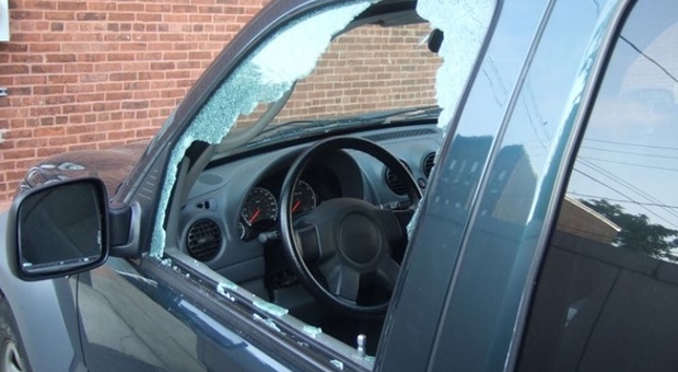 Angri, rotti vetri dell'auto per rubare i biglietti del concerto di D'Alessio