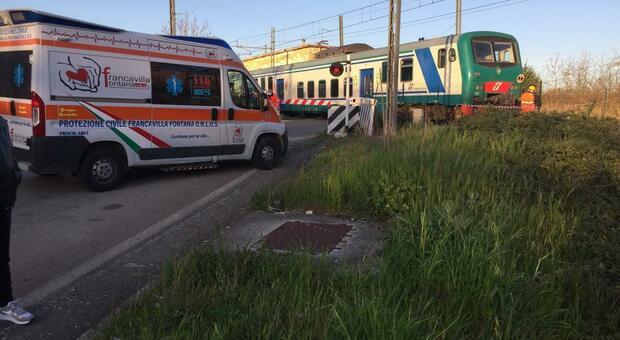 Latiano, treno travolge camion: ferito l'autista. Passeggeri illesi
